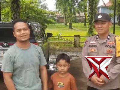 Tim Patroli Polsek BTS Ulu Bantu Pemudik Pecah Ban