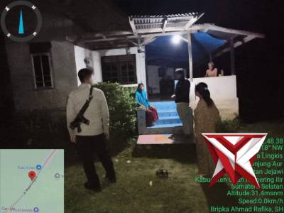 Anggota Piket Polsek Jejawi melaksanakan giat Olah TKP  Curanmor pada saat Listrik Padam