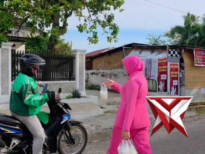 *Dipimpin Kapolsek Ayu Sekar Sari memimpin Polsek Ratu Agung Berbagi Takjil di Depan Mako* - PoliceTube