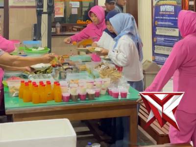 Buka bersama anggota Polsek Bantur Bersama Bhayangkari Ranting Bantur di Mapolsek Bantur