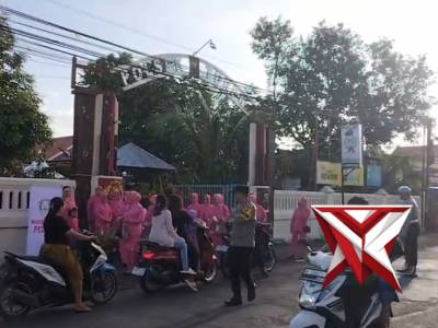 Gatur Arus Lalu Lintas Pembagian Takjil Bhayangkari Ranting Turen Polres Malang - PoliceTube