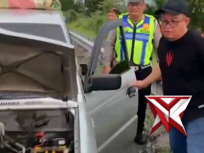 Sat Lantas Polres OKI membantu pemudik yang kehabisan BBM 
SATLANTAS POLRES OKI HADIR.