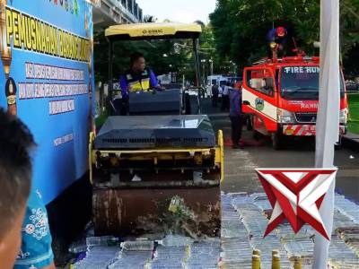 RATUSAN BOTOL MIRAS DIMUSNAHKAN DEMI RAMADAN YANG KONDUSIF