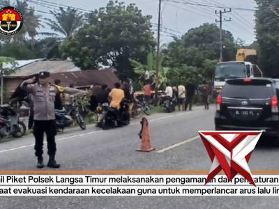 Polsek langsa timur melaksanakan pengamanan dan pengaturan lalu lintas pada saat evakuasi kendaraan - PoliceTube