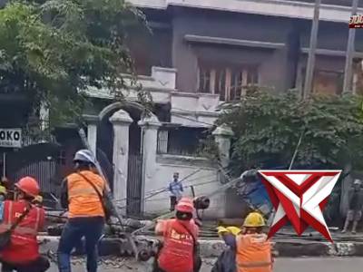 Unit lantas Polsek Taman evakuasi tiang listrik rubuh nutup jalan