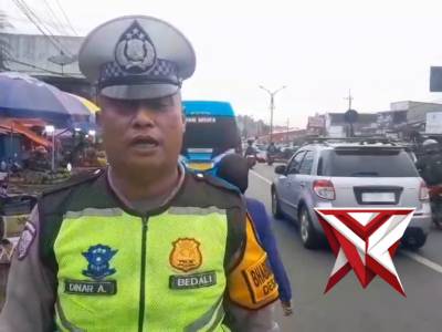 Pelayanan sore melalui pengaturan arus lalin dan Live Report situasi jalan raya oleh Aiptu Dinar
