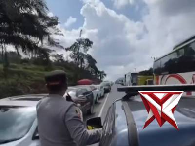 Polisi Berjibaku Urai Kemacetan di Jalur Lintas Timur, Pemudik Apresiasi Pelayanan Humanis