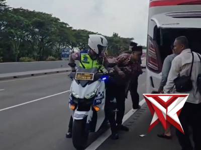 Respon Cepat Sat Lantas  Polres Subang Membantu Pengendara bus Yang Kehabisan bensin di Tol Cipali