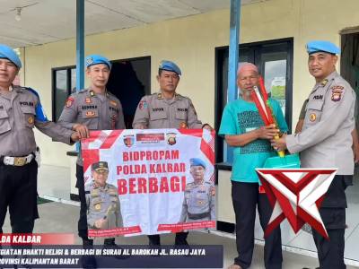 Bidpropam Polda Kalbar Berbagi yang dilaksanakan di Surau Al-Barokah di Rasau Jaya
