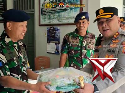 Kapolres Belitung Timur Berikan Nasi Tumpeng Ke Pos TNI AL Manggar Dalam Rangka HUT TNI AL Ke-80 - PoliceTube