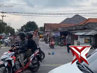 PEMANTAUAN DAN PENGATURAN ARUS LALU LINTAS OLEH KAPOLRES BANGKALAN AKBP WIBOWO, S.I.K., M.H. BERSAMA