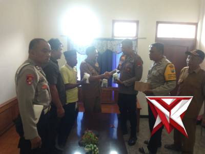 Remaja di Sukorejo, Ponorogo Sukarela Serahkan 3 Kg Bahan Pembuat Bahan Baku Peledak - PoliceTube