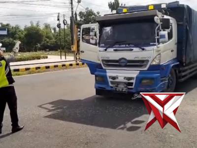 Sigap dilapangan Anggota Lantas Maospati