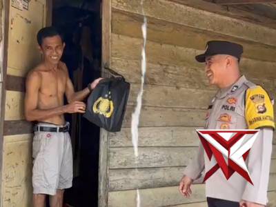 Wujud Kepedulian Polsek Babat Supat Dengan Mendatangi Warga Yang Membutuhkan Di Hari Jumat Berkah