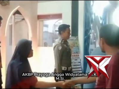 Personel Pos Terpadu Monumen Soerjo sigap membantu seorang wanita tunarungu dan tunawicara