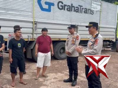Himbauan Polsek Mesuji kepada  kendaraan sumbu 3  untuk mematuhi jam operasional.