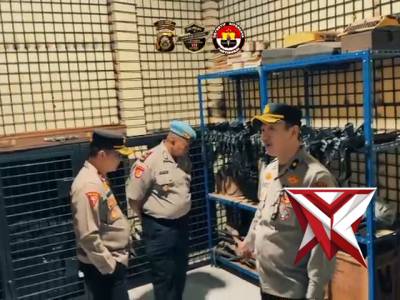 LUBUK LINGGAU &ndash; Wakapolres Lubuk Linggau Kompol M. Syamsul Zachri memimpin kegiatan pemeriksaan senj