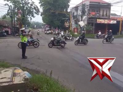 Bapak Sari 12 dan Piket Lantas  melaksanakan giat Sate Kerang Pagi di Simpang 4 Awang Awang Mojosari