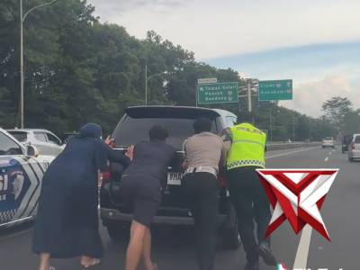 Giat anggota Lantas Polri menolong kendaraan pemudik.