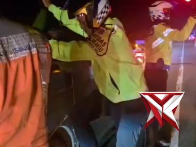 Kasat lantas Polres Subang turun langsung bantu pemudik yang mengalami pecah ban di Tol cipali