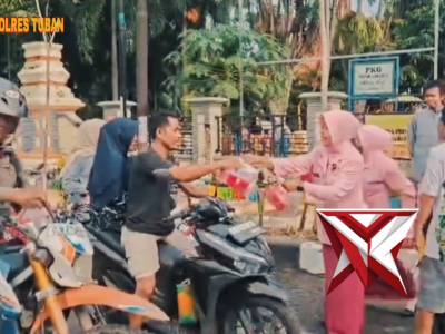 Polsek Rengel bersama TK Kemala Bhayangkari 69 membagikan takjil.