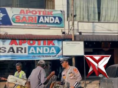 Berbagi takjil gratis Sat Lantas Polres Indragiri Hulu