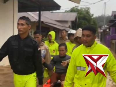 Polres Halmahera Selatan Evakuasi Warga Terdampak Banjir di Labuha