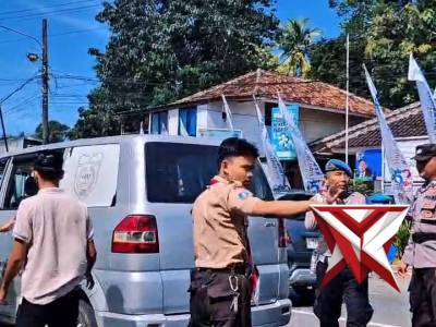 ANGGOTA POLRES PANDEGLANG MEMBANTU MOBIL AMBULANCE MOGOK