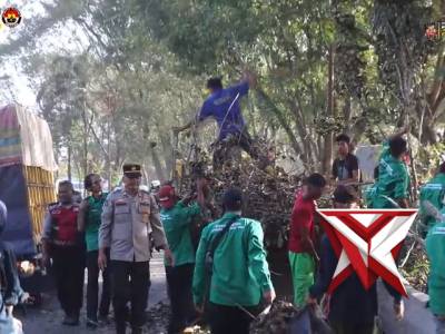 Bersama Stake Holder menamal jalan yg rusak - PoliceTube