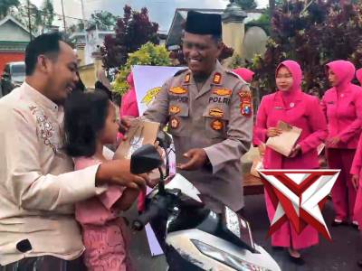 Bhayangkari Ranting Selorejo Berbagi Takjil - PoliceTube