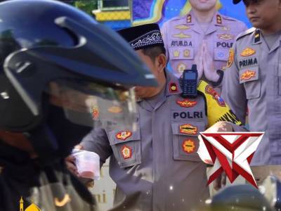 Polres Pacitan kembali melaksanakan kegiatan berbagi takjil kepada masyarakat sebagai bentuk kepedul