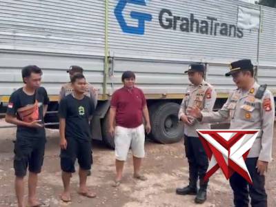 Polsek Mesuji Polres OKI Ajak Pengemudi Sumbu Tiga Taati Jam Larangan