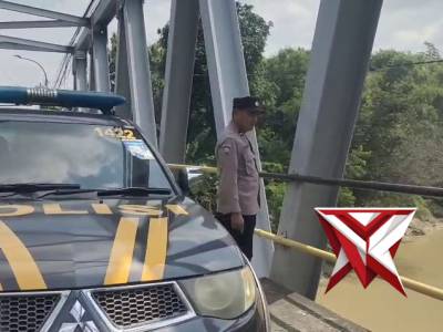 POLSEK BALONGPANGGANG: PATROLI KALI LAMONG