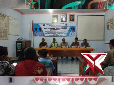 Polsek Rowokele Menghadiri Kegiatan Musdesus Di desa Kalisari