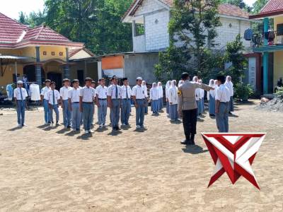 Kanit Binmas Polsek Tiris Latih Baris Berbaris - PoliceTube