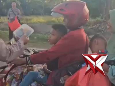 Kapolsek Airgegas Beserta Anggota Melaksanakan Berbagi Takjil Keapada Masyarakat.