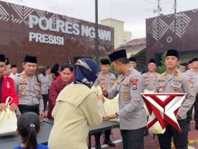 POLRES NGAWI BERSAMA FORPIMDA, TOGA, TOMAS, TODA DAN ELEMEN MASYARAKAT BERBAGI TAKJIL KEPADA WARGA