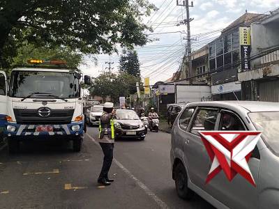 Evakuasi truck laka lantas