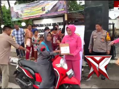 Pembagian Takjil Polsek Ploso Beserta Pengurus Ranting Bhayangkari Ploso