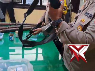 Pemeriksaan senpi Polsek Singosari - PoliceTube