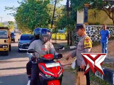 Polsek Ngariboyo bersama Bhayangkari Ranting Ngariboyo berbagi takjil kepada masyarakat