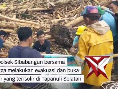 KAPOLSEK SIBABANGUN BERSAMA WARGA MELAKUKAN EVAKUASI DAN BUKA JALUR YANG TERISOLIR DI TAPANULI TENGH