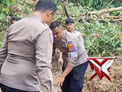 Tanggap Cepat Polres Supiori Bersama Masyarakat Tangani Longsor Akibat Hujan Deras