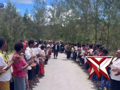 KEHORMATAN YANG TERJALIN LEMBUT ANTARA MASYARAKAT PANIAI DAN PERSONEL OPERASI DAMAI CARTENZ 2025