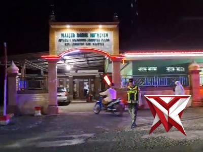 Personil Polsek Lembeyan laksanakan gaktur lalin guna menyebrangkan jamaah masjid guna cegah laka