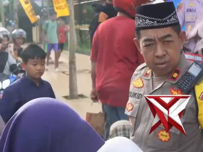 Pembagian Takjil di Depan Polres Pacitan