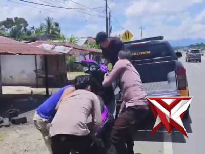 Personel Polres Bengkulu Tengah bantu warga yang mengalami motor mogok - PoliceTube
