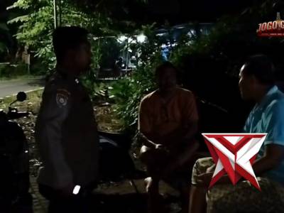 Anggota Polri Polsek Kedamean menyambangi poskamling, memastikan kegiatan siskamling