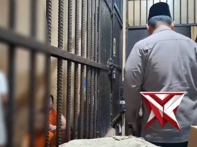 Kapolres bagikan takjil buka puasa kepada tahanan Polres Nunukan - PoliceTube