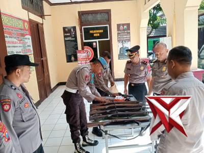 Kapolsek Padangan Riksa Senpi Dinas Polri
